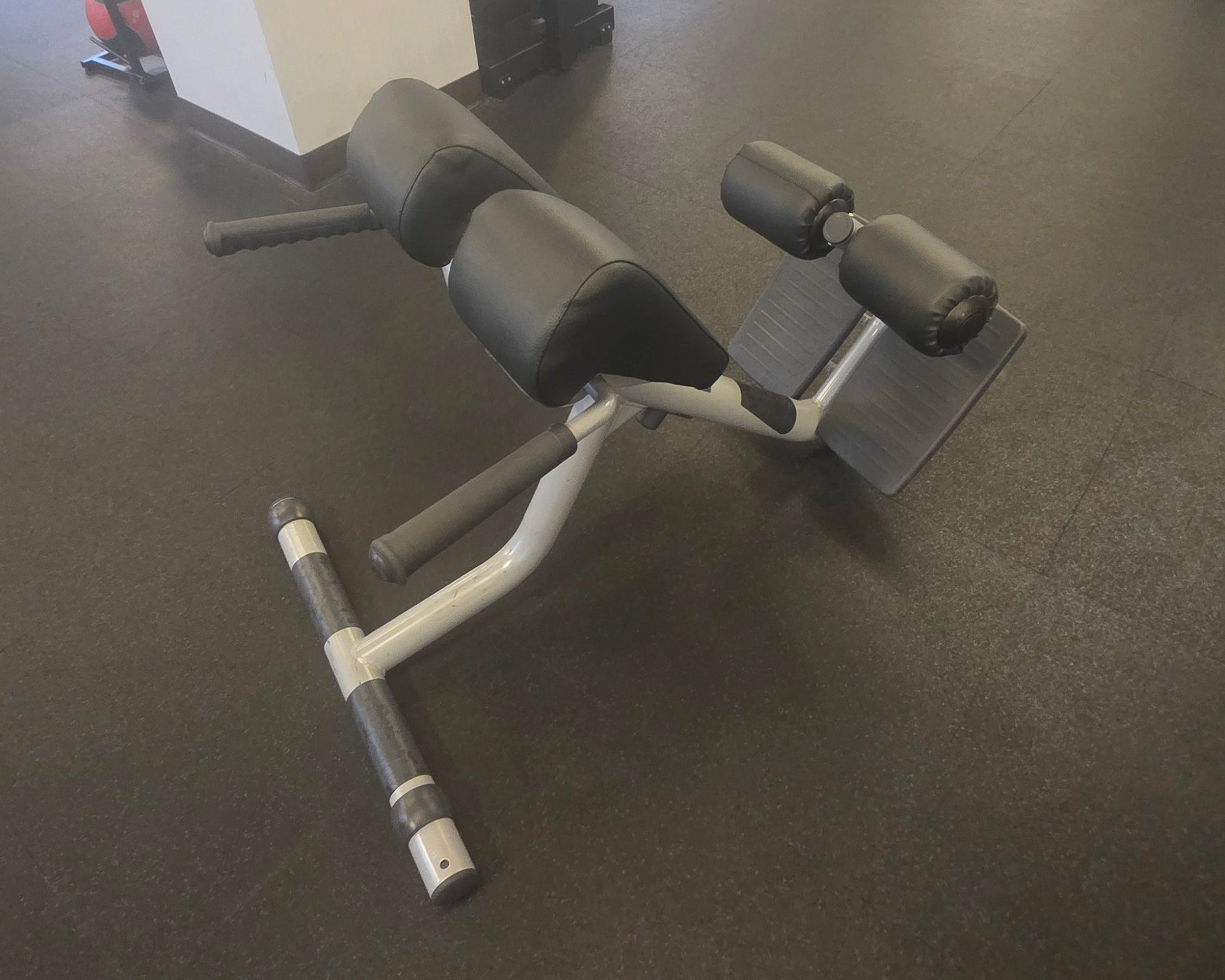 Technogym_Lower_Back_Bench_PA0